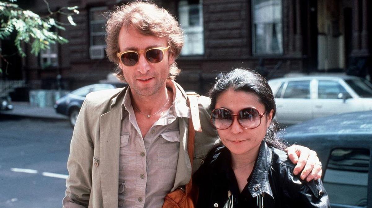John Lennon y su esposa, Yoko Ono, llegan a un estudio de grabación en Nueva York, en agosto de 1980.