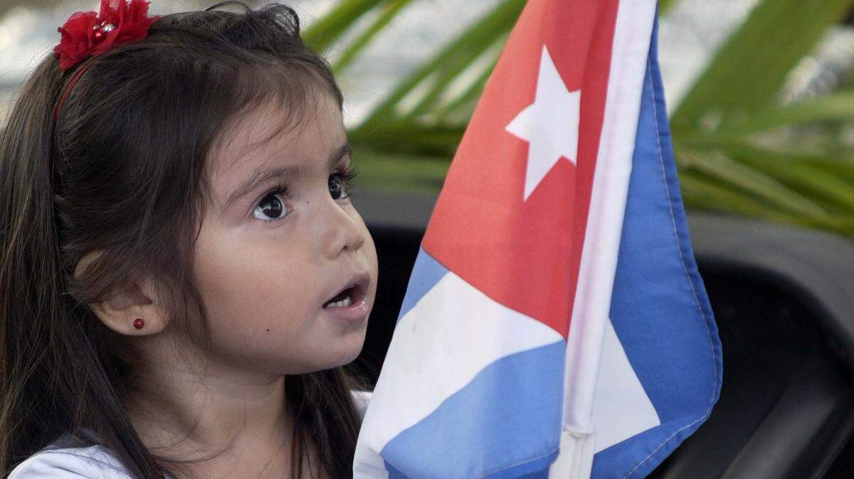 La pequeña Alisa Aviles de 3 años sostiene una bandera cubana durante el desfile de las Escuelas Lincoln-Martí para conmemorar el 164 aniversario del natalicio del Apóstol de Cuba José Martí, el 27 de enero del 2017.