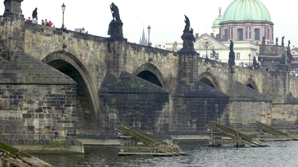 Puente de Carlos, uno de los símbolos turísticos de Praga. Esta ciudad no parece estar preparada para recibir al turista en silla de ruedas.