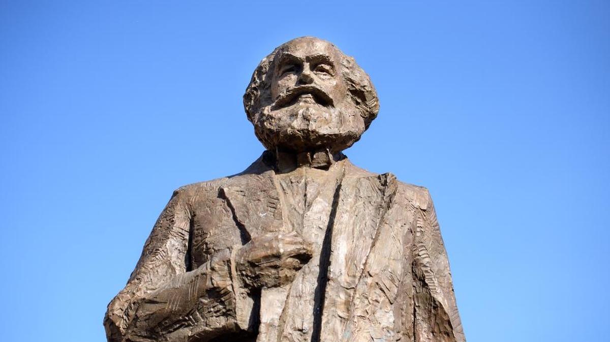 UNA ESCULTURA del filósofo alemán, Karl Marx, se alza en la ciudad alemana de Tréveris, donde nació Marx el 5 de mayo de 1818.