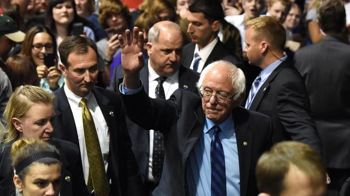 El candidato presidencial demócrata Bernie Sanders saluda al público tras pronunciar un discurso en el Centro de Convenciones de Sioux Falls, en Dakota del Sur, el jueves pasado.