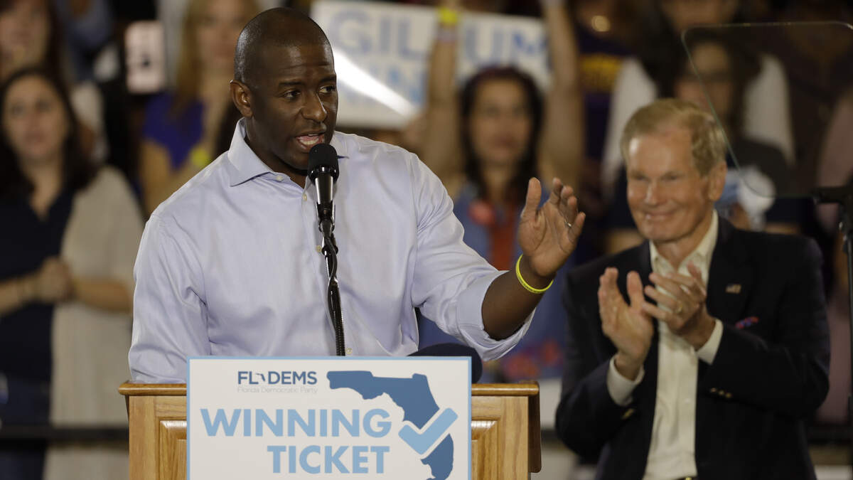 El candidato demócrata a la gobernación de Florida, Andrew Gillum, participa en un acto de campaña el 22 de octubre en Tampa, acompañado de varios líderes de su partido, incluyendo el senador federal Bill Nelson (der.), quien también busca la reelección.