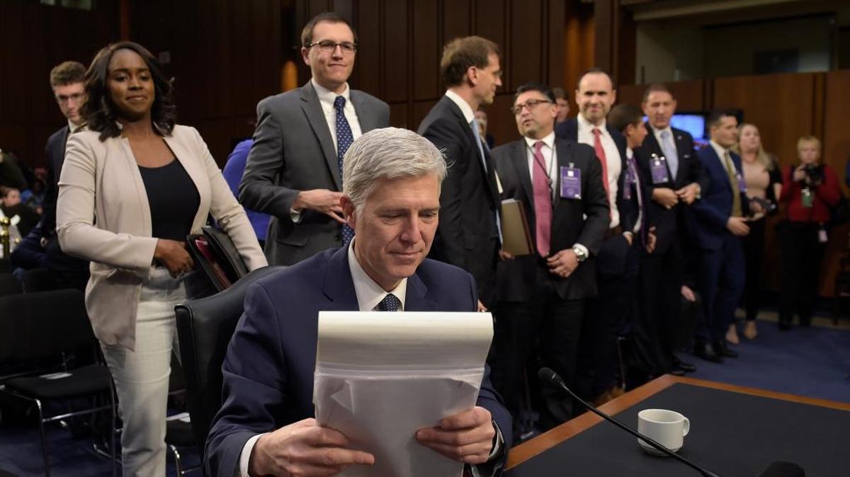 El juez Neil Gorsuch, nominado por el presidente Donald Trump a la Corte Suprema, recoge sus papeles en un receso durante su audiencia de confirmación ante el Comité Judicial del Senado, el 22 de marzo.