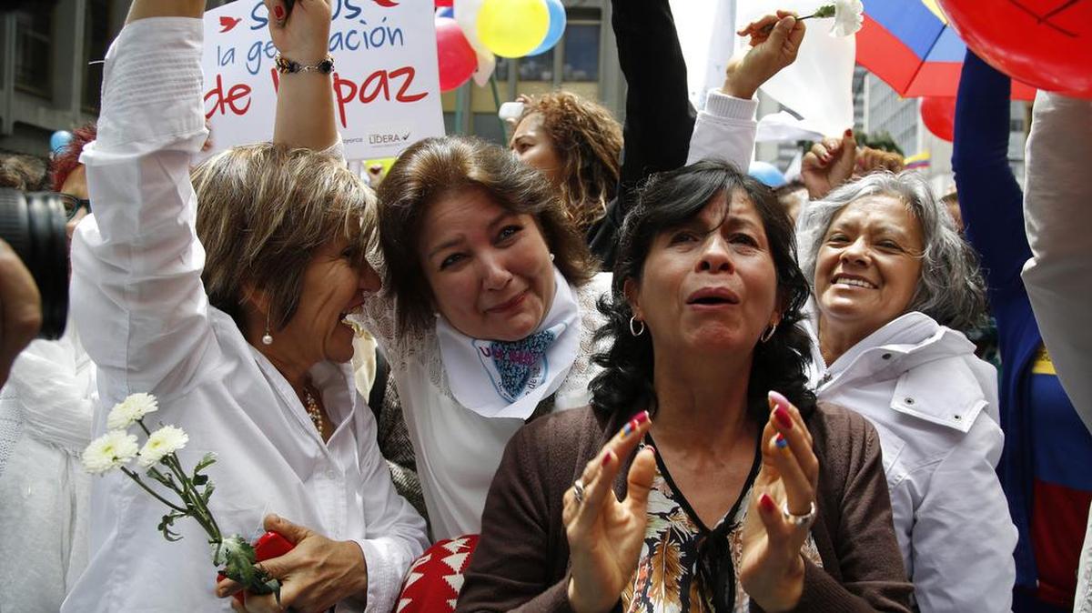Partidarios de la paz en Colombia celebran en Bogotá el acuerdo alcanzado entre el gobierno y las FARC, cuya implementación depende de los resultados de un plebiscito que se realizará más adelante.