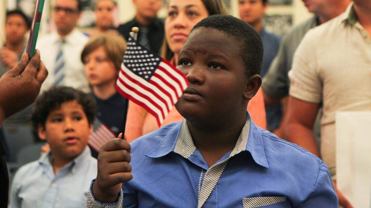 Sandro Laguerre, de 9 años, celebra su naturalización como ciudadano de EEUU el 12 de agosto en Miami.