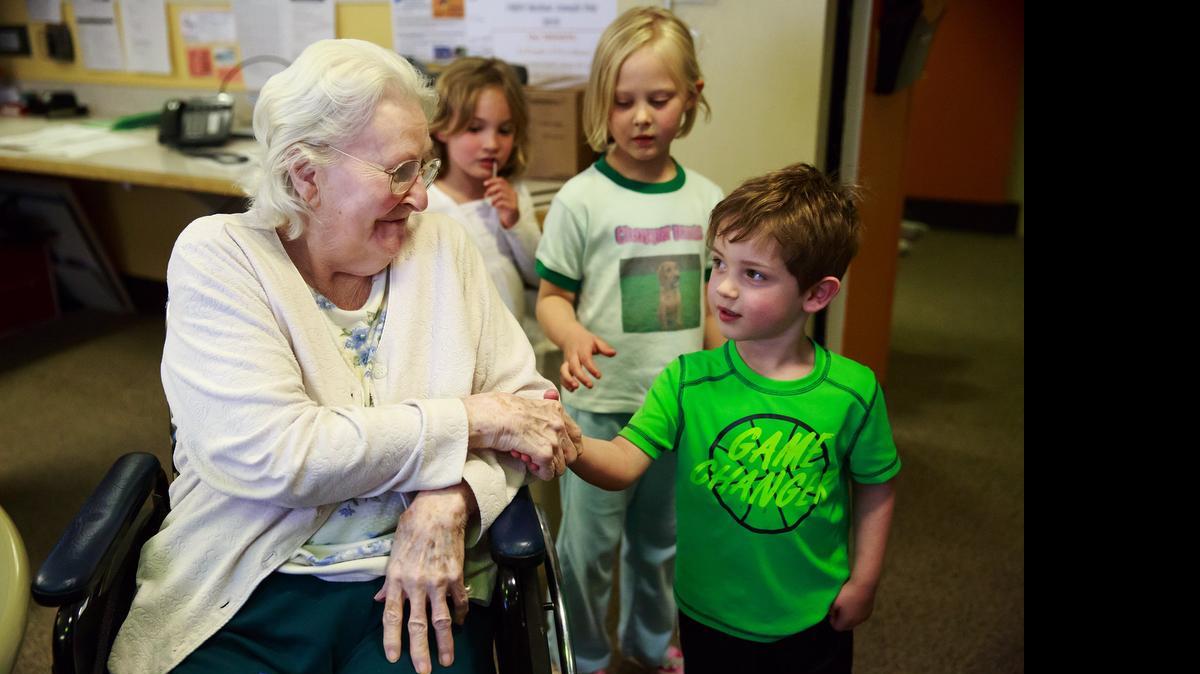 
Marie Loken se despide de Finn Boatman, de 4 años, y su grupo que hicieron almuerzos para los desamparados como parte de las actividades del Centro de Enseñanza Intergeneracional en Seattle.


