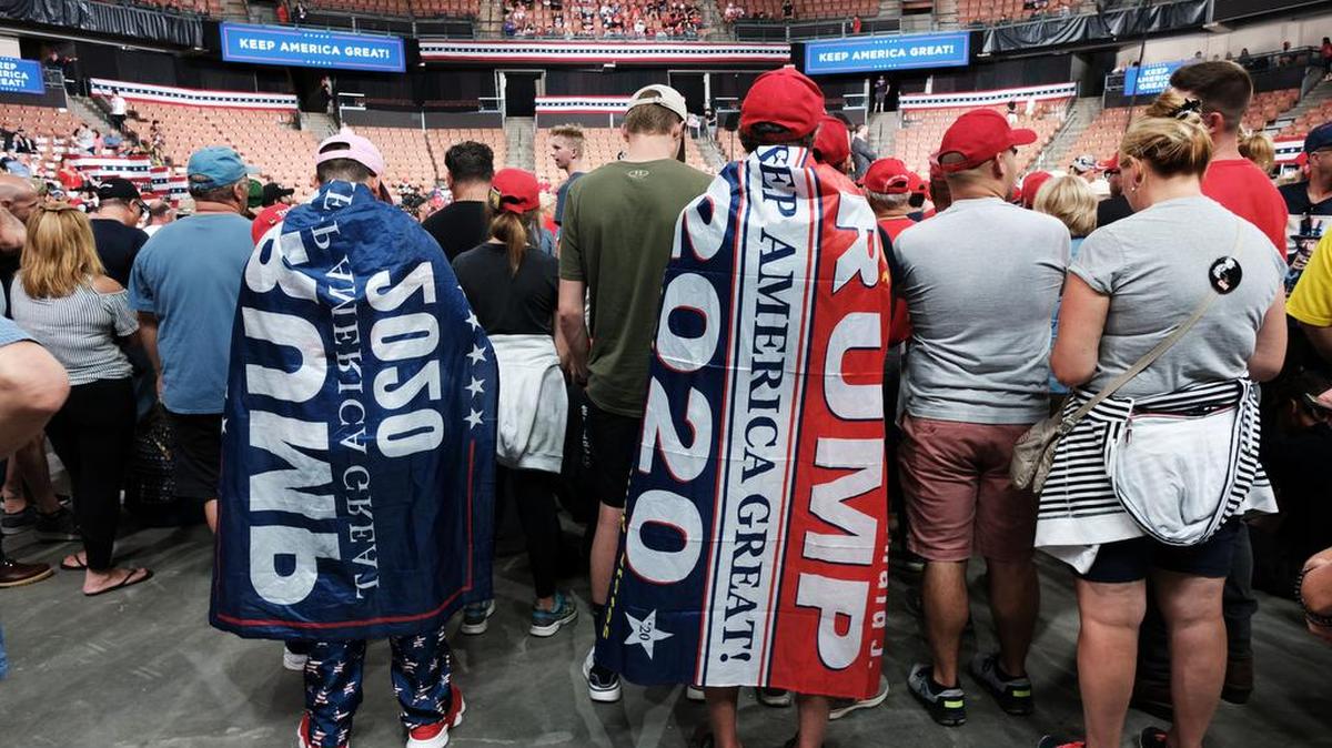 Seguidores del presidente Donald Trump esperan su presentación en un acto de campaña, el jueves 15 de agosto de 2019 en Manchester, Nueva Hampshire.