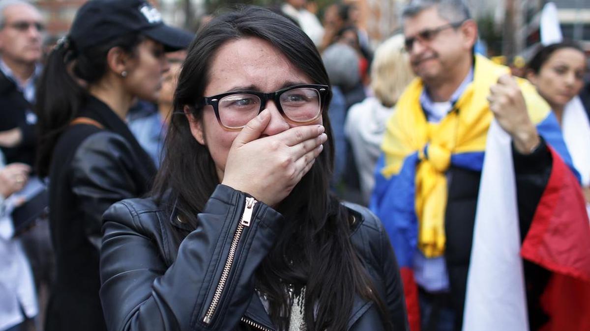 Una partidaria del acuerdo de paz llora en Bogotá al conocer los resultados del plebiscito.