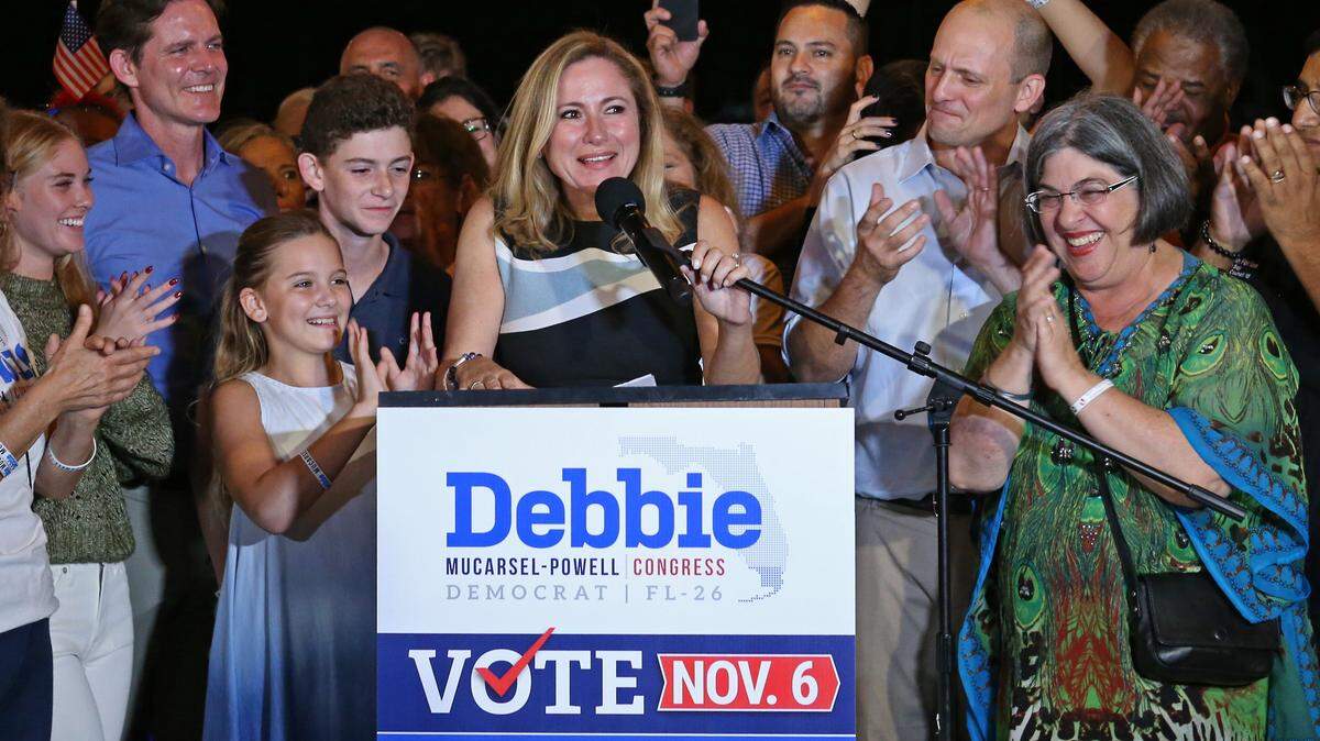 Debbie Mucarsel-Powell, candidata demócrata por el Distrito 26 de Florida, celebra su victoria sobre el congresista republicano Carlos Curbelo, el 6 de noviembre en Cutler Bay.