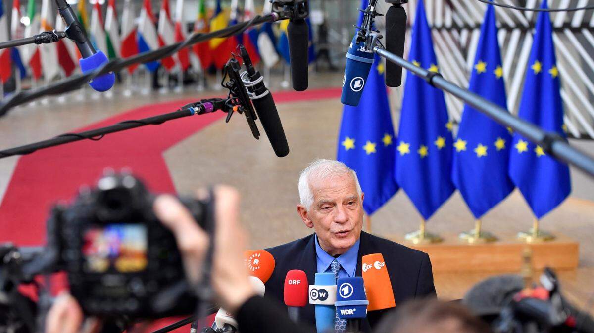 El jefe de política exterior de la Unión Europea, Josep Borrell, habla con los medios cuando llega a una cumbre de la UE en Bruselas, el jueves 20 de octubre de 2022. Los líderes de la Unión Europea se dirigían el jueves a una cumbre de dos días con puntos de vista opuestos sobre si, y cómo, el bloque podría imponer un tope en el precio del gas para contener la crisis energética alimentada por la invasión de Ucrania por parte del presidente ruso, Vladimir Putin, y su estrategia para cortar a voluntad el suministro de gas al bloque. (Foto AP/Geert Vanden Wijngaert)