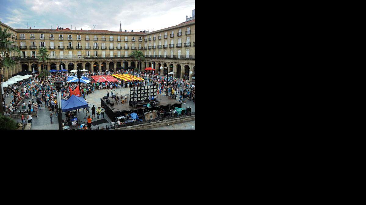 
Participantes en una manifestación a favor del referendo en Cataluña sobre la separación de España alzan banderas de Escocia, el País Vasco y Cataluña en la ciudad de Bilbao, el 13 de septiembre.
