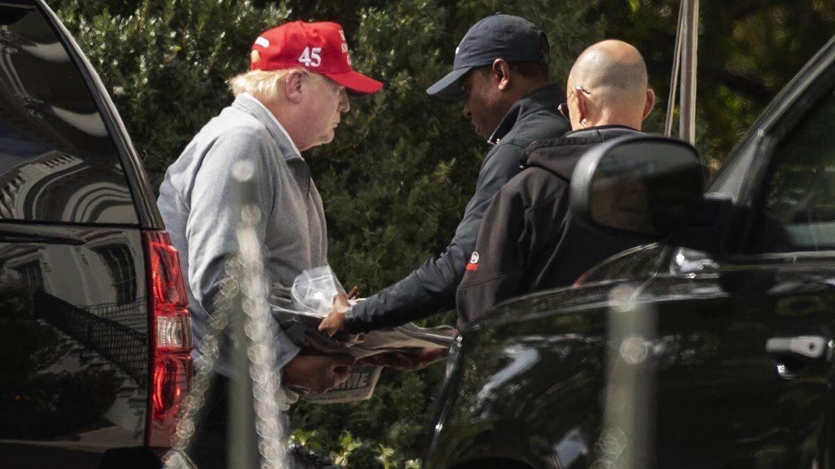 El presidente Donald Trump regresa a la Casa Blanca en Washington después de visitar el sábado 5 de octubre de 2019 el Trump National Golf Club en Sterling, Virginia.