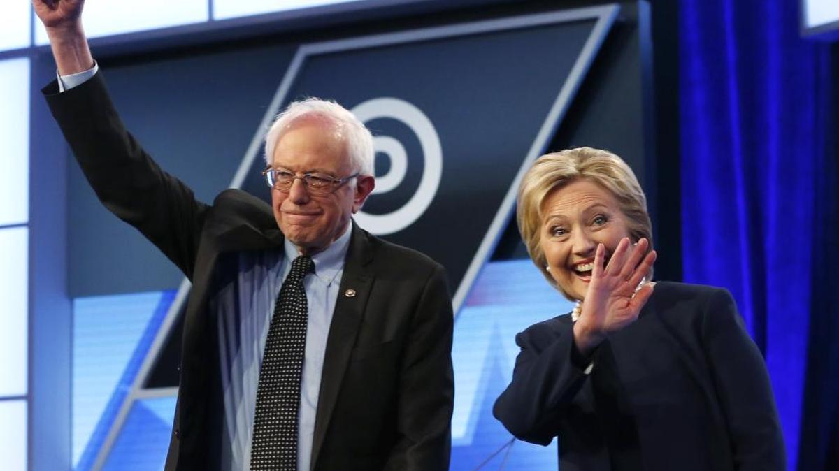 Los candidatos presidenciales demócratas Hillary Clinton y Bernie Sanders se disponen a iniciar el debate con Univisión y el Washington Post que tuvo lugar en el Miami-Dade College el miércoles pasado.