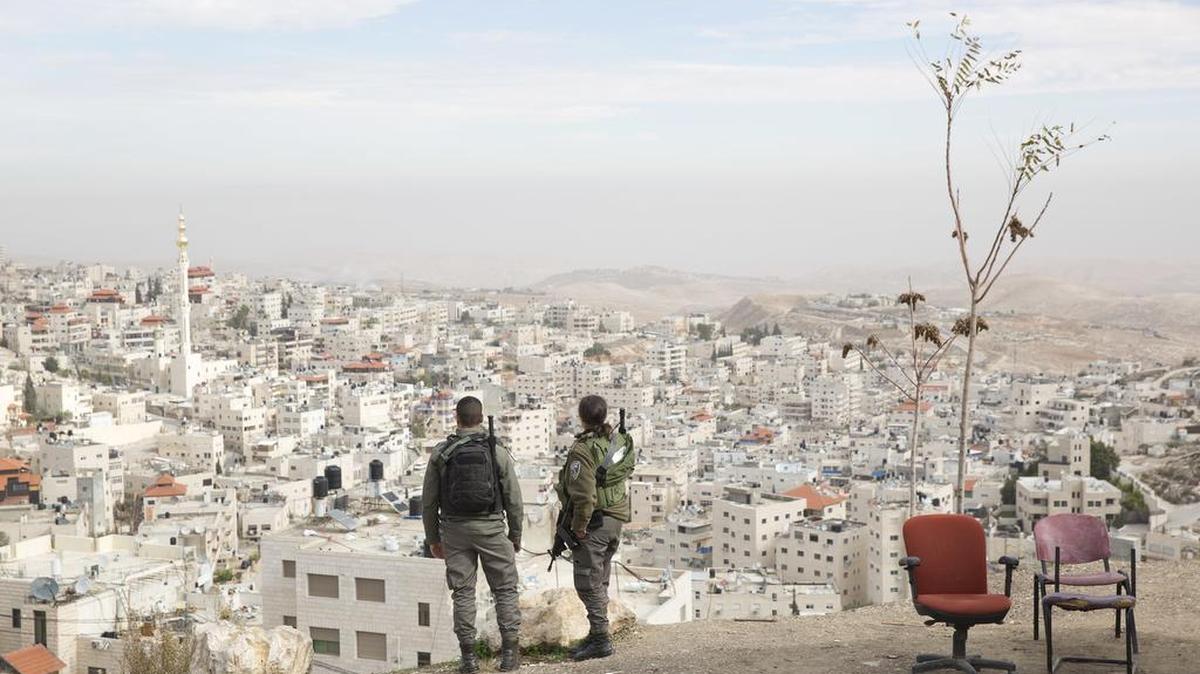 Policías israelíes observan el barrio árabe de Issawiyah, en Jerusalén. El reconocimiento por el presidente Donald Trump de Jerusalén como la capital de Israel ha creado una polémica y ha generado protestas multitudinarias.