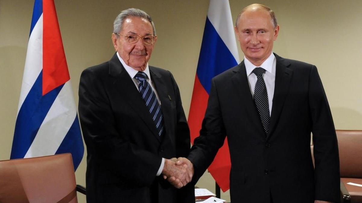 El gobernante cubano Raúl Castro (izq.) y el presidente ruso Vladimir Putin se reúnen en las Naciones Unidas, en Nueva York, en el 2015. Rusia está fortaleciendo sus relaciones con Cuba.