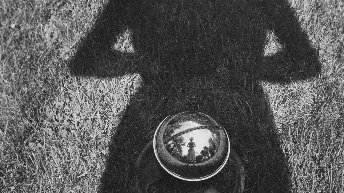 Un autoretrato sin título de la fotógrafa Vivian Maier.