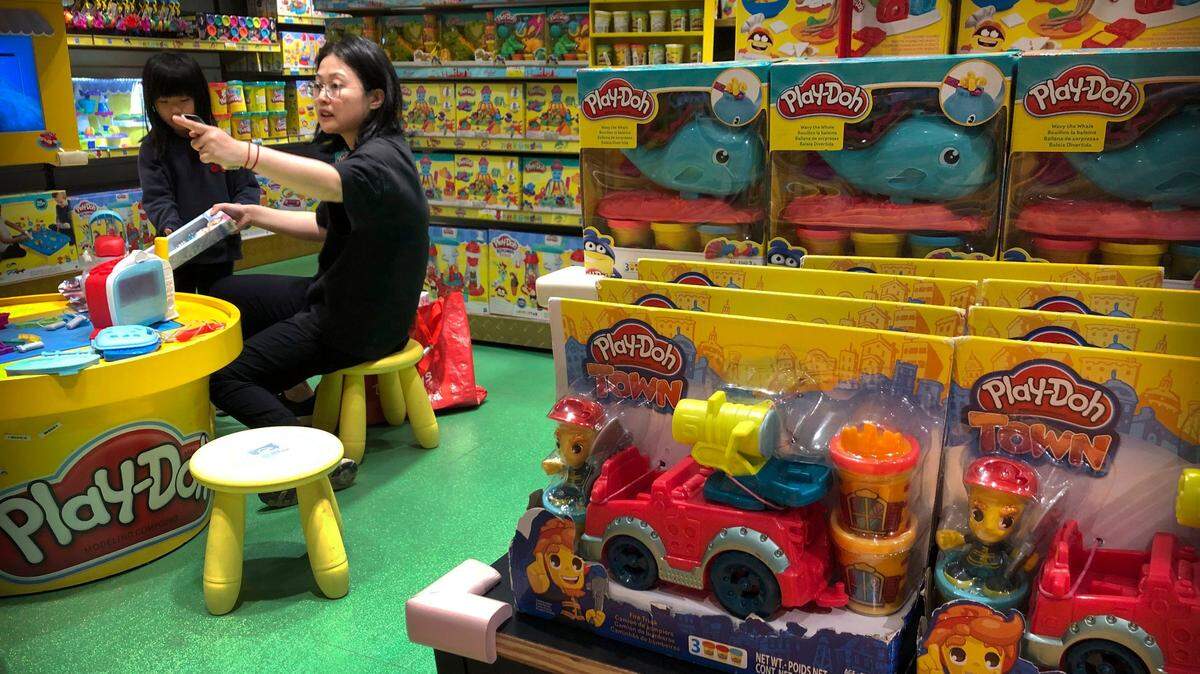 Una mujer y su hija juegan en una sección de juguetes Play-Doh, fabricados por Hasbro, una compañía de EEUU, en una tienda en Pekín. Los aranceles de 25 por ciento que el gobierno de Trump piensa aplicar a las importaciones chinas afectaría a productos como juguetes, zapatos deportivos, camisetas, relojes despertadores y cafeteras.