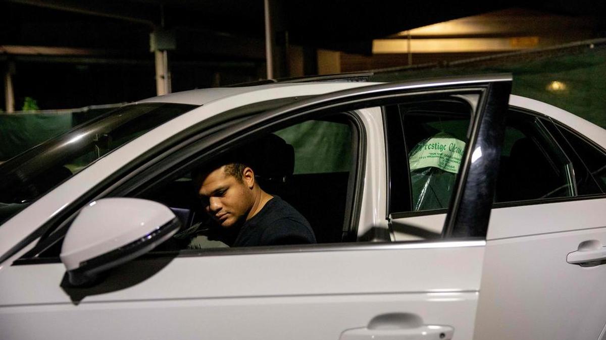 Cameron Jones, de 26 años, un veterano de guerra que fue enviado a Afganistán, vive en su auto en un estacionamiento en Los Ángeles, una de las áreas designadas “seguras” para las personas que duerman en sus vehículos.