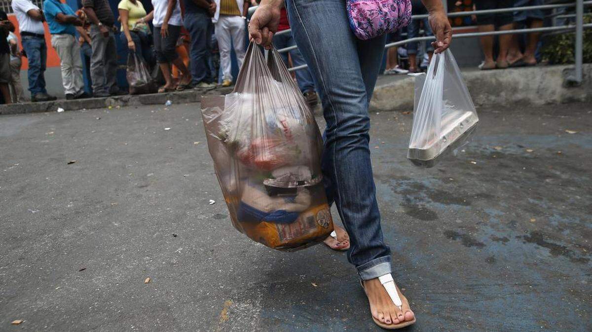 Aunque recientemente el gobernante venezolano Nicolás Maduro disfrutó de un festín de carnes en Turquía, cientos de miles de venezolanos deben esperar horas en fila para comprar harina, huevos y otros alimentos básicos.