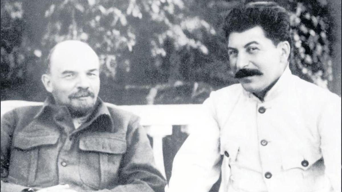 El líder revolucionario ruso Vladimir Ilich Ulianov (1870-1924), mejor conocido como Vladimir I. Lenin, izquierda, posa con Yossif Vissarionovitch Dzhugashvili (1879-1953), más conocido como Joseph Stalin, en Gorki, Unión Soviética, en 1922.