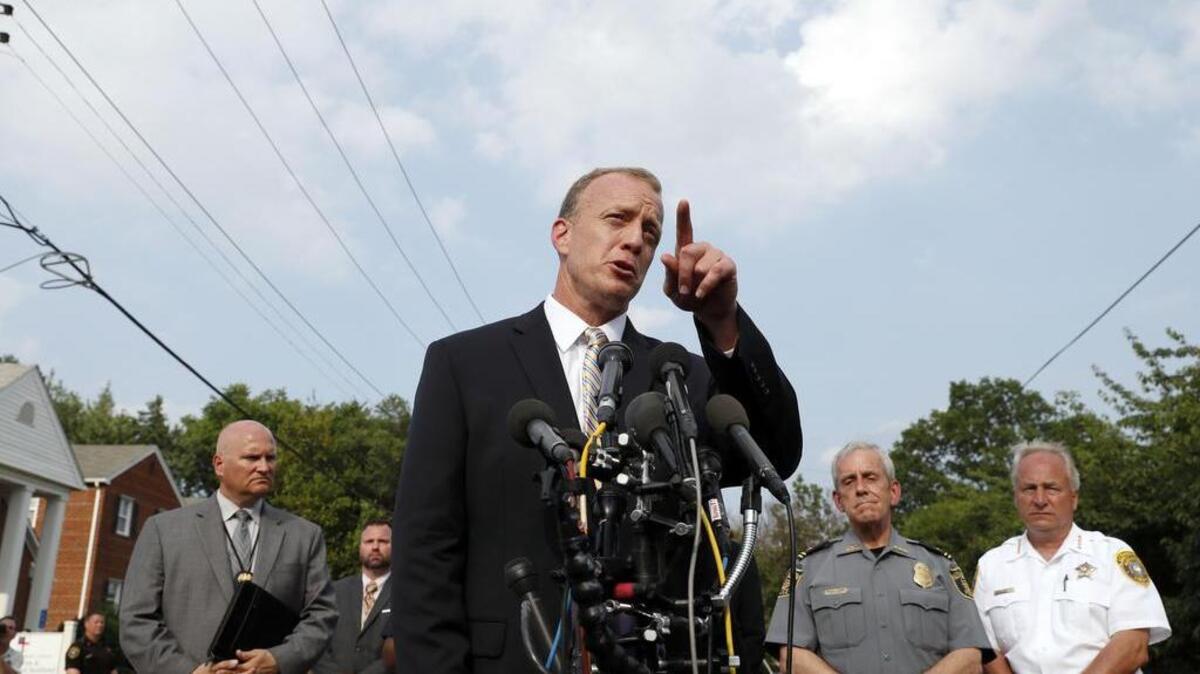 Tim Slater, agente especial del FBI, habla con los reporteros tras el ataque contra congresistas republicanos en un terreno de béisbol en Virginia.