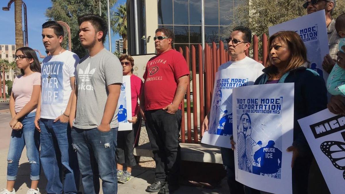 Familiares de Guadalupe García de Rayos, una mujer que llevaba 14 años viviendo en EEUU y fue deportada recientemente, protestan jnto a activistas frente a una oficina de inmigración en Phoenix, Arizona.