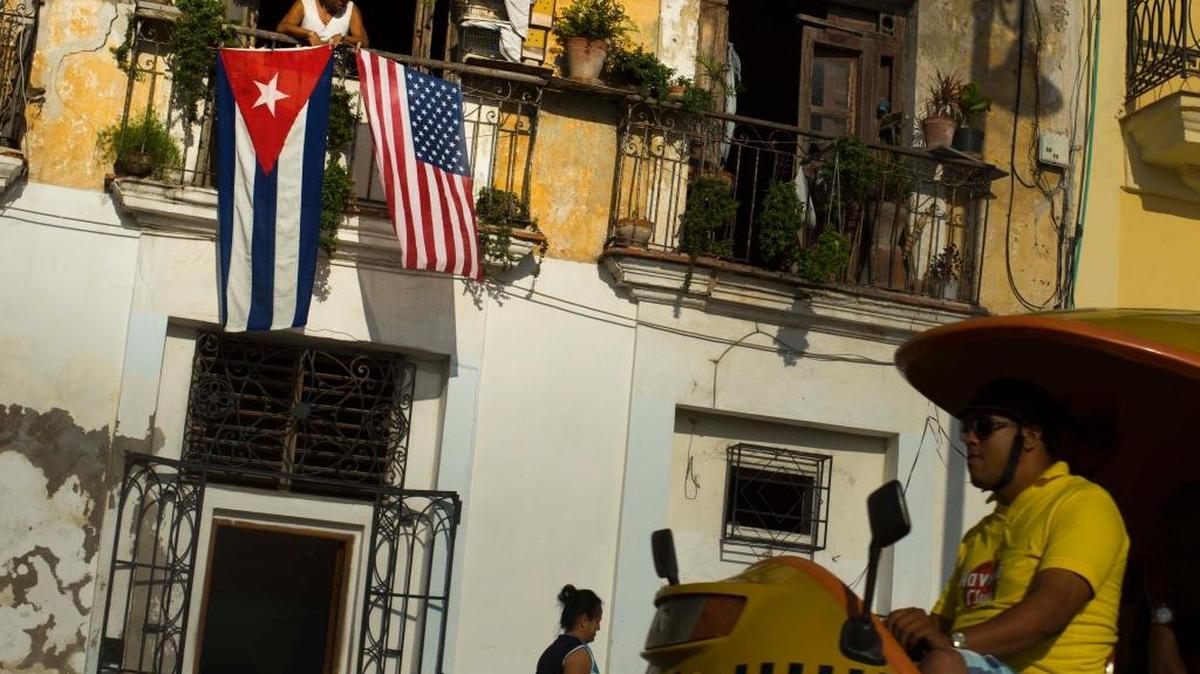 Javier Yáñez exhibe en el balcón de su apartamento en la Habana Vieja una bandera de Cuba y otra de Estados Unidos, en julio del año pasado, mientras transcurría el proceso de normalización de relaciones entre ambos países.