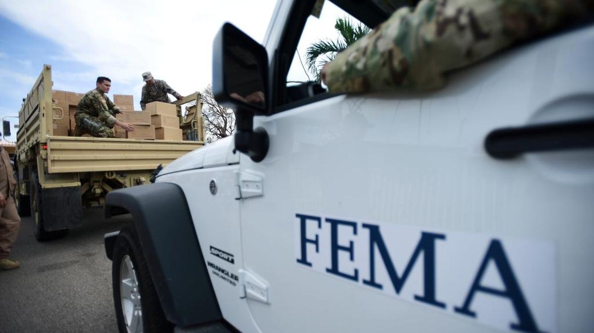 Personal del Departamento de Seguridad Nacional distribuyen provisiones a residentes de Santa Ana en Guayama, Puerto Rico, el 5 de octubre de 2017.