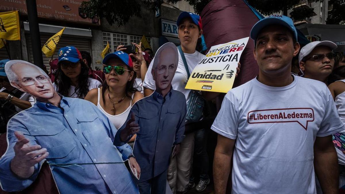 
Opositores venezolanos realizan una protesta en Caracas, el pasado 19 de septiembre, exhibiendo carteles con la foto del líder Antonio Ledezma, alcalde metropolitano de Caracas, encarcelado por el gobierno.
