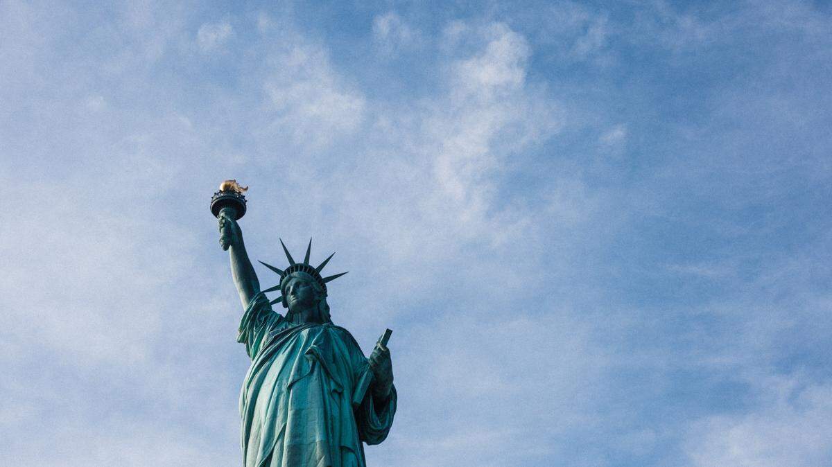 El paradigma social de Estados Unidos es el de una nación concebida no como una sociedad de base étnica, sino de un conjunto de ideales como libertad, honestidad y justicia.