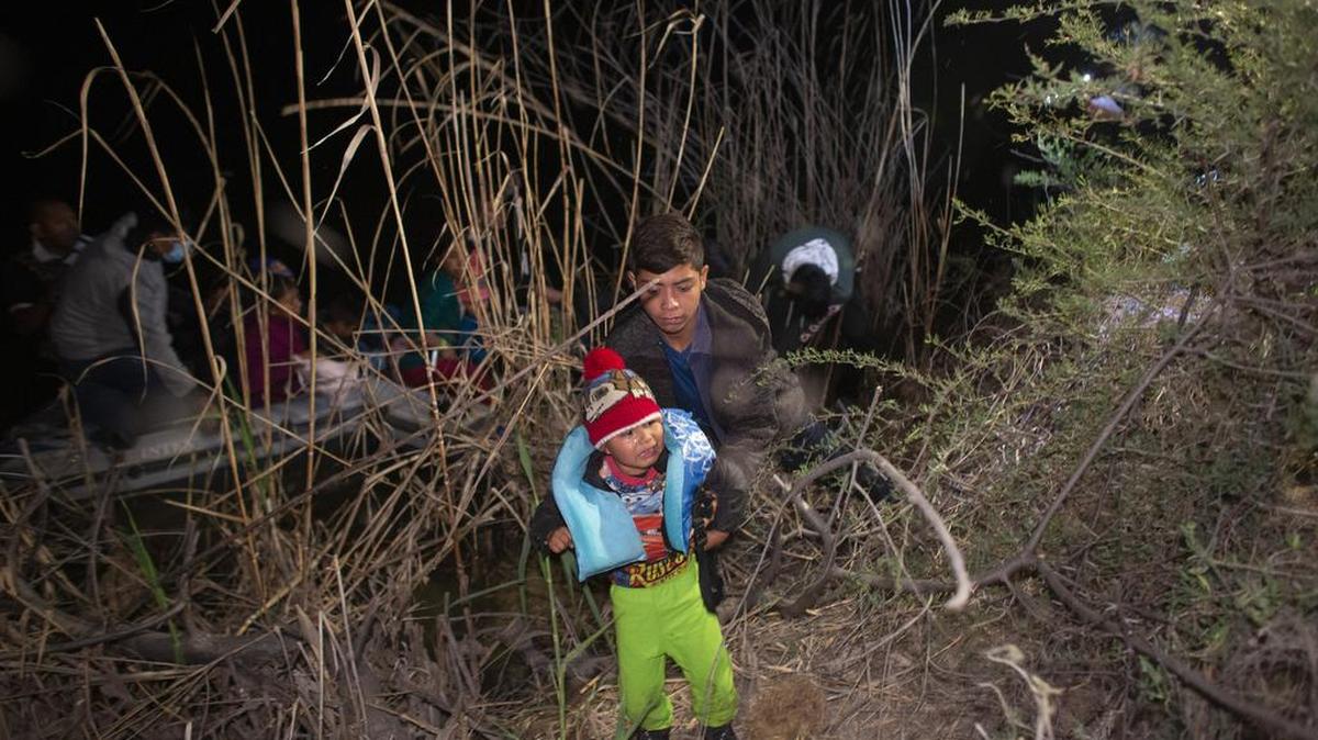 En esta fotografía de archivo del 28 de marzo de 2021, un bebé llora mientras lo bajan de una balsa inflable después de haber sido introducido de contrabando a Estados Unidos cruzando el río Grande en Roma, Texas.