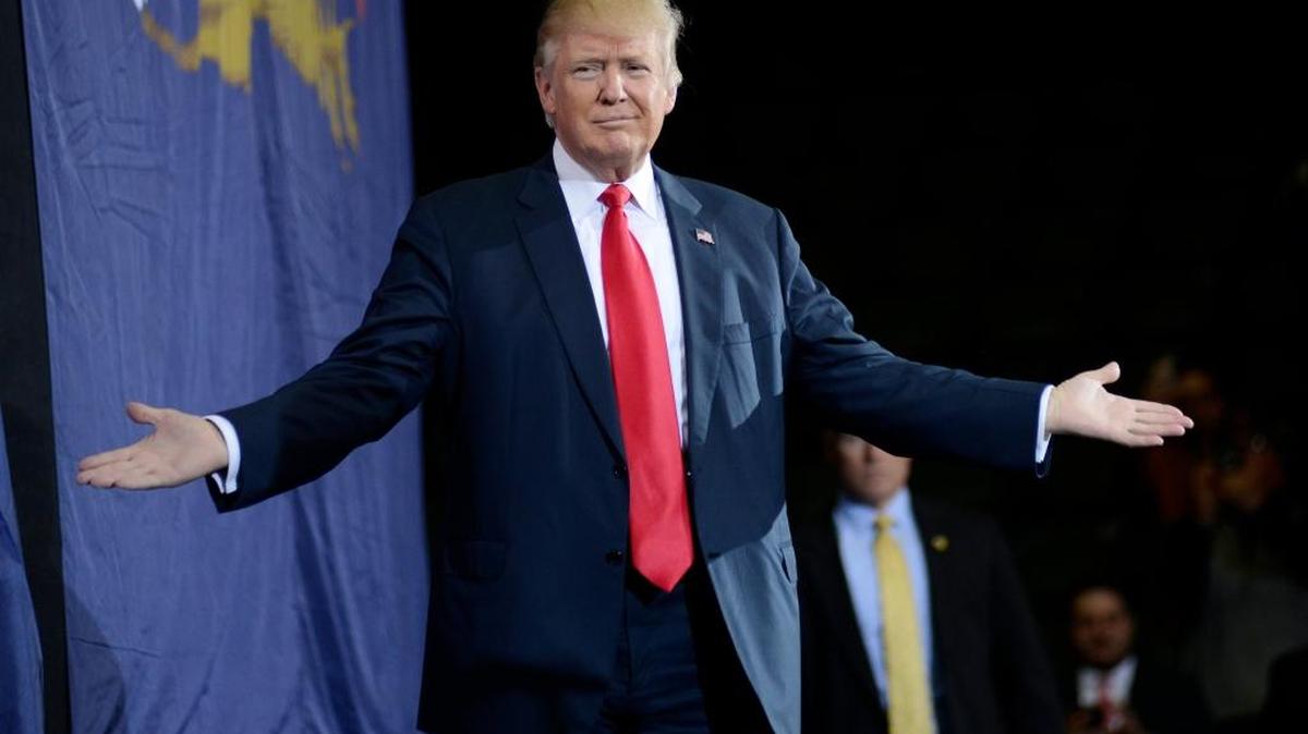 El candidato presidencial republicano, Donald Trump, llega a un mitin de campaña en DeltaPlex en Grand Rapids, Michigan, el 31 de octubre.