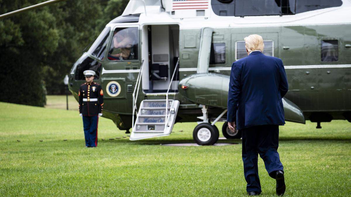El presidente Donald Trump camina hacia el helicóptero Marine One el jueves 3 de octubre de 2019, en la Casa Blanca.