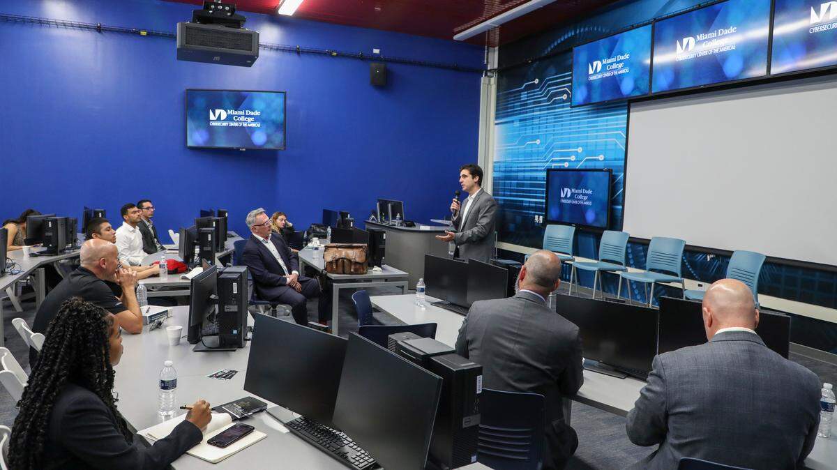 Un seminario sobre la seguridad cibernética en el Recinto Wolfson del Miami Dade College, el 1ro. de noviembre de 2019.