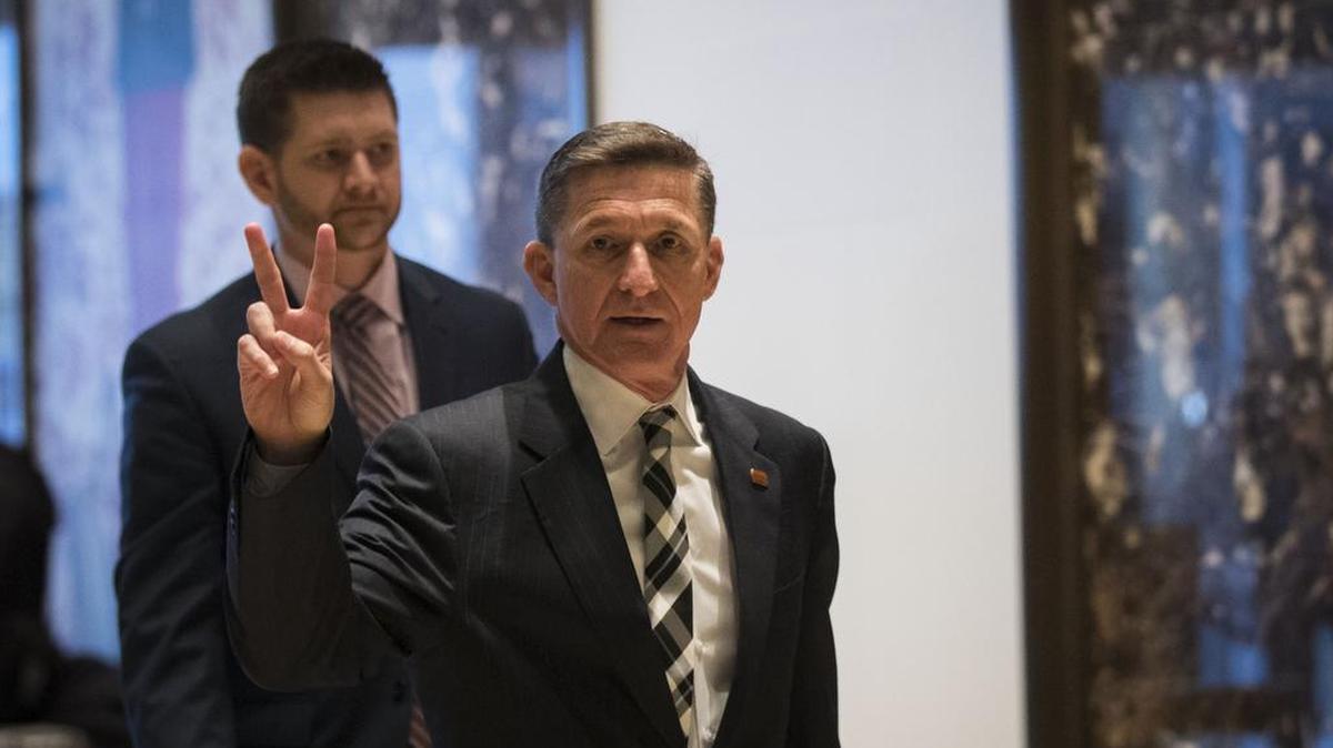 El general retirado Michael Flynn llega a la Torre Trump, en Manhattan, el pasado 17 de noviembre. El presidente electo Donald Trump nombró a Flynn su consejero de seguridad nacional.