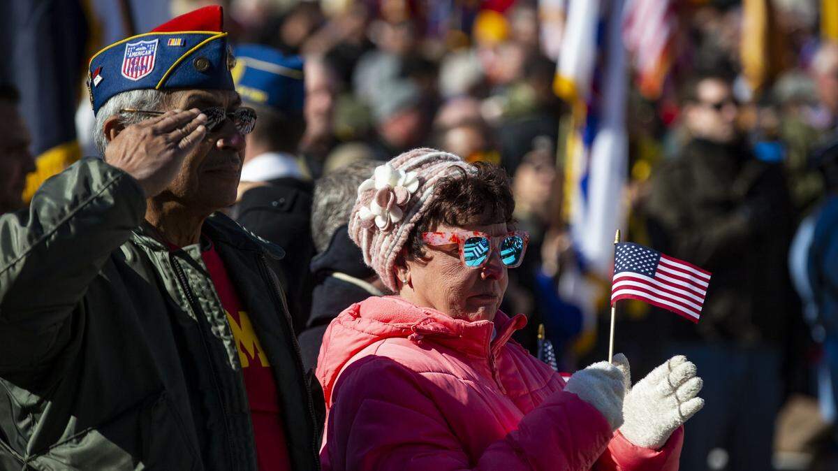 Un veterano de guerra y una mujer asisten a la ceremonia por el “Día de los Veteranos de Guerra” en el Cementerio Nacional de Arlington, el 11 de noviembre en Arlington, Virginia.