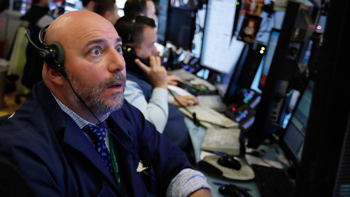 El corredor de la bolsa Vincent Napolitano monitorea los cambios del mercado el lunes en la Bolsa de Nueva York.