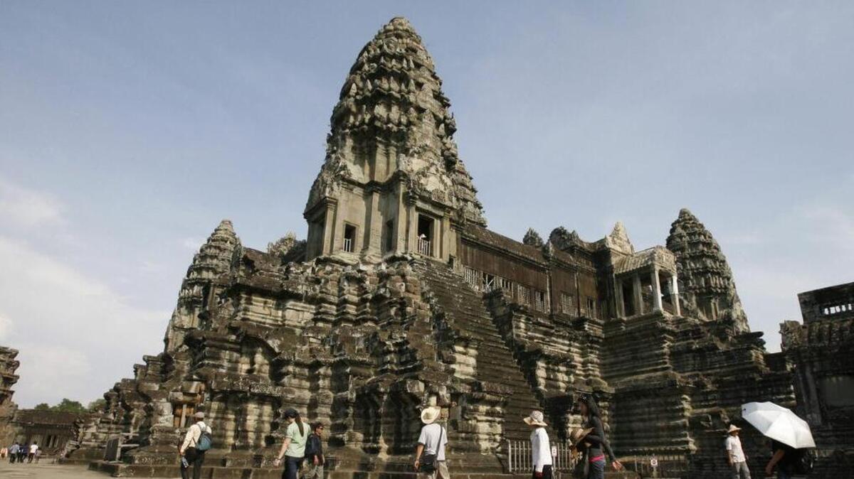 Varios turistas visitan el templo de Angkor Wat en la provincia de Siem Reap, Camboya, en abril de 2012.