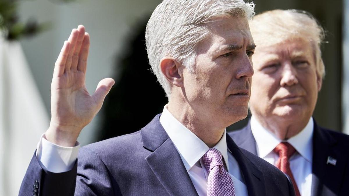 El juez Neil Gorsuch (izq.) jura su cargo en la Corte Suprema junto al presidente Trump, el 10 de abril.