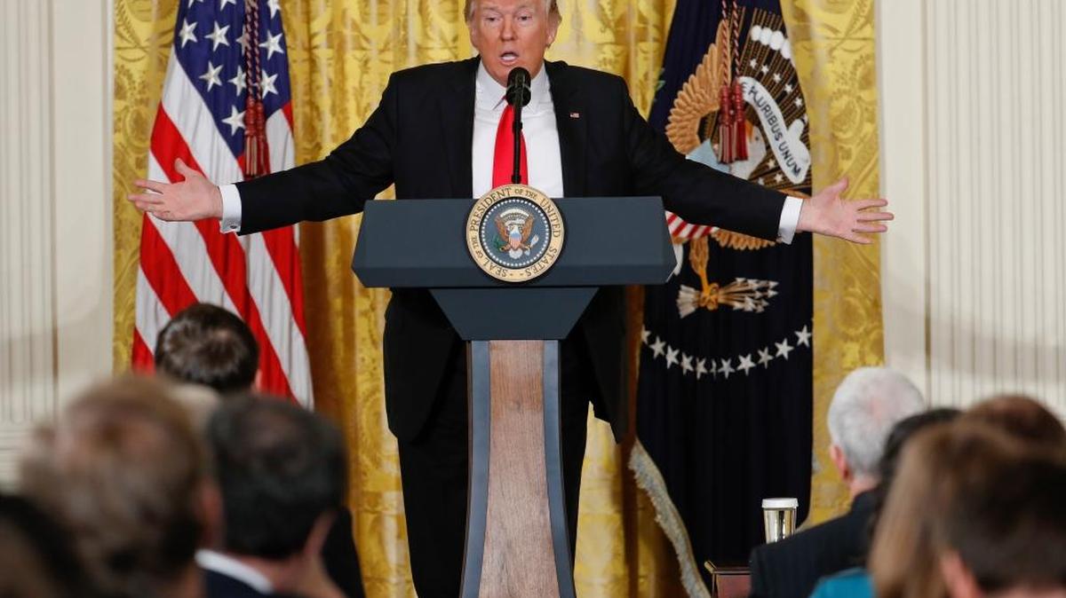 El presidente Donald Trump responde preguntas de los reporteros en una conferencia de prensa en la Casa Blanca, el 16 de febrero.