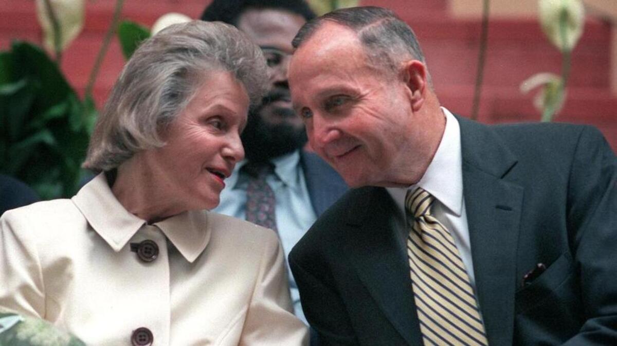 Betty y Alvah Chapman durante la dedicación del Betty and Alvah Conference Center en el recinto Wolfson del Miami Dade College, el 11 de marzo de 1997.
