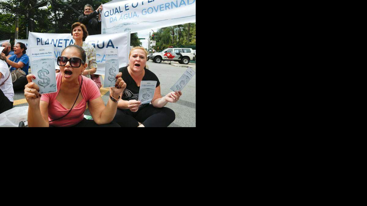 
Manifestantes protestan contra el racionamiento del agua frente a la residencia oficial del gobernador Geraldo Alckmin en la ciudad brasileña de Sao Paulo, que sufre la peor sequía en más de 80 años.
