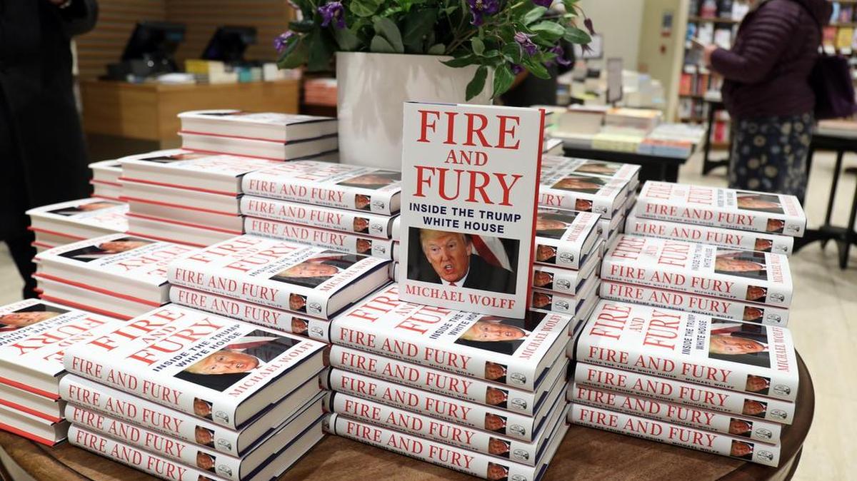 El libro Fuego y Furia: dentro de la Casa Blanca de Trump, de Michael Wolff, ha sido un éxito de librería.