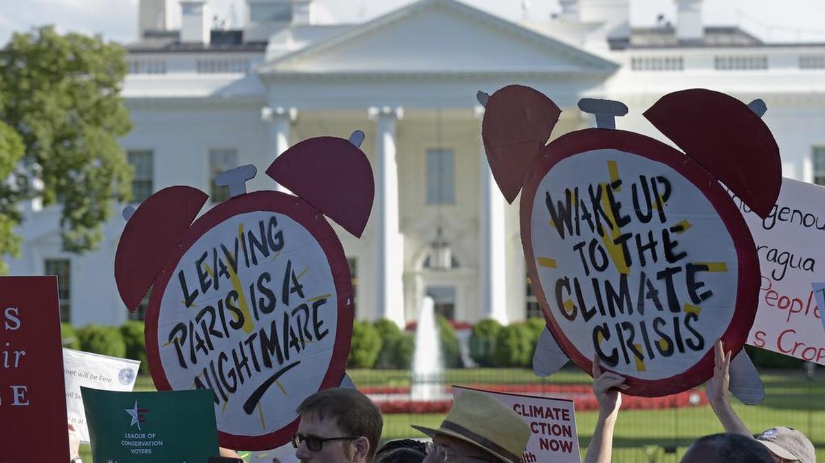 Un grupo de manifestantes se reúne frente a la Casa Blanca, el 1 de junio, para protestar contra la retirada de EEUU del Acuerdo de París para combatir el cambio climático.