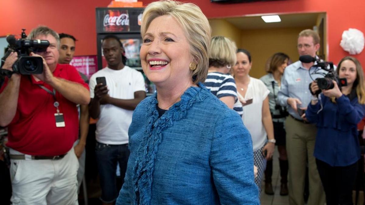 La candidata demócrata Hillary Clinton visita un Dunkin’ Donuts en West Palm Beach tras su victoria en las primarias del martes.