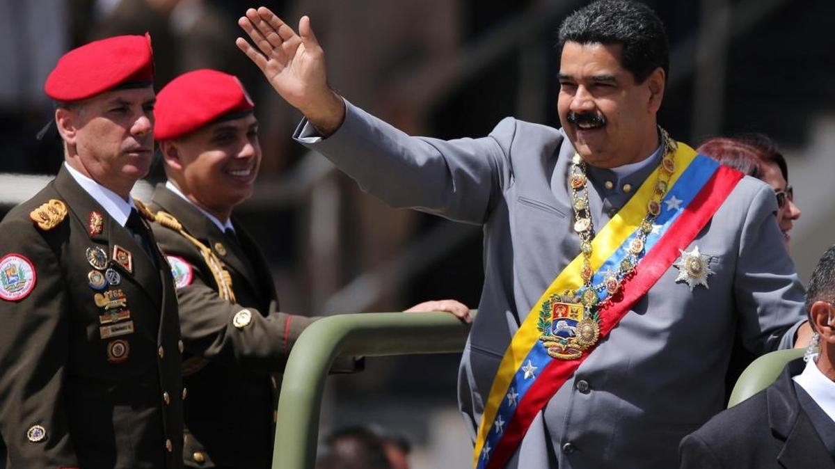 El presidente de Venezuela, Nicolás Maduro (der.), observa un desfile militar en Caracas. Maduro dijo recientemente que estaba analizando el discurso del presidente de EEUU, Donald Trump, ante el Congreso, el 28 de febrero.