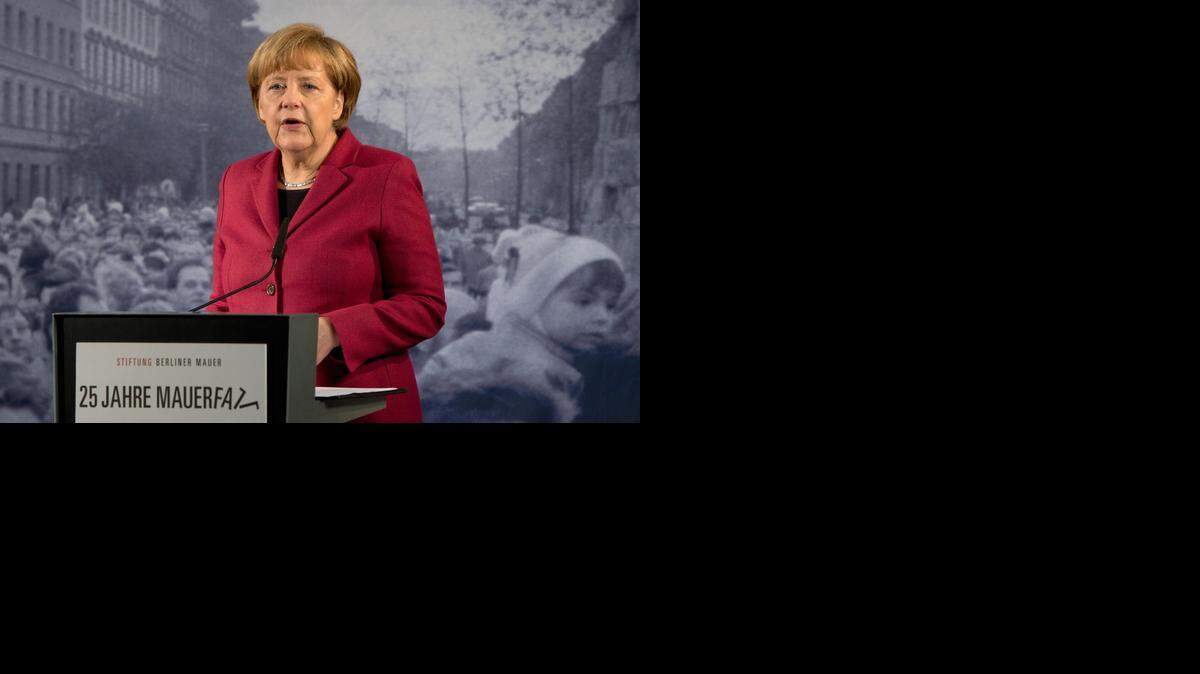 
La canciller alemana Angela Merkel pronuncia un discurso en la apertura de una exposición dedicada al Muro de Berlín, durante las ceremonias para marcar la caída de la valla levantada por los comunistas.
