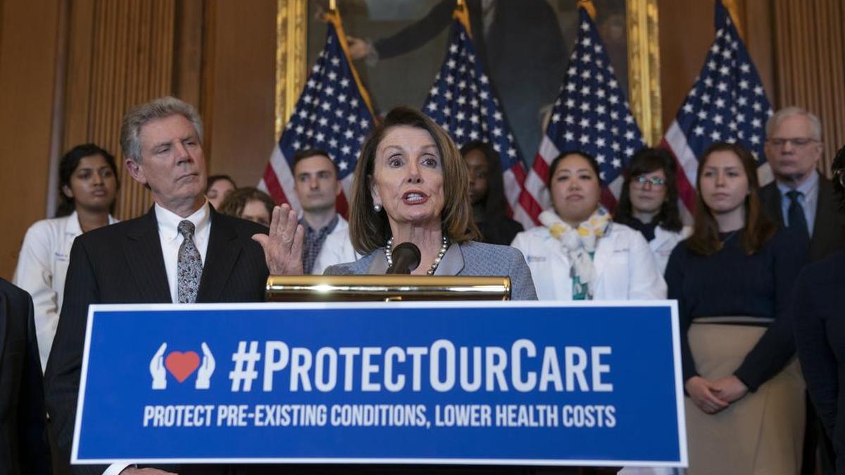 La presidenta del Congreso, Nancy Pelosi (demócrata por California), anuncia un plan para reducir los costos de seguro médico y proteger a las personas con condiciones médicas preexistentes, el 26 de marzo, en Washington. El anuncio fue hecho el día después que el gobierno de Donald Trump solicitó eliminar por completo el programa de salud conocido como Obamacare.