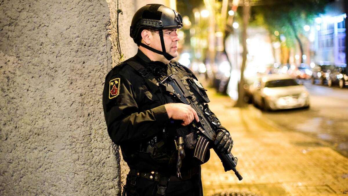 Un policía vigila un sector del vecindario Guerrero en Ciudad de México, el 17 de septiembre.
