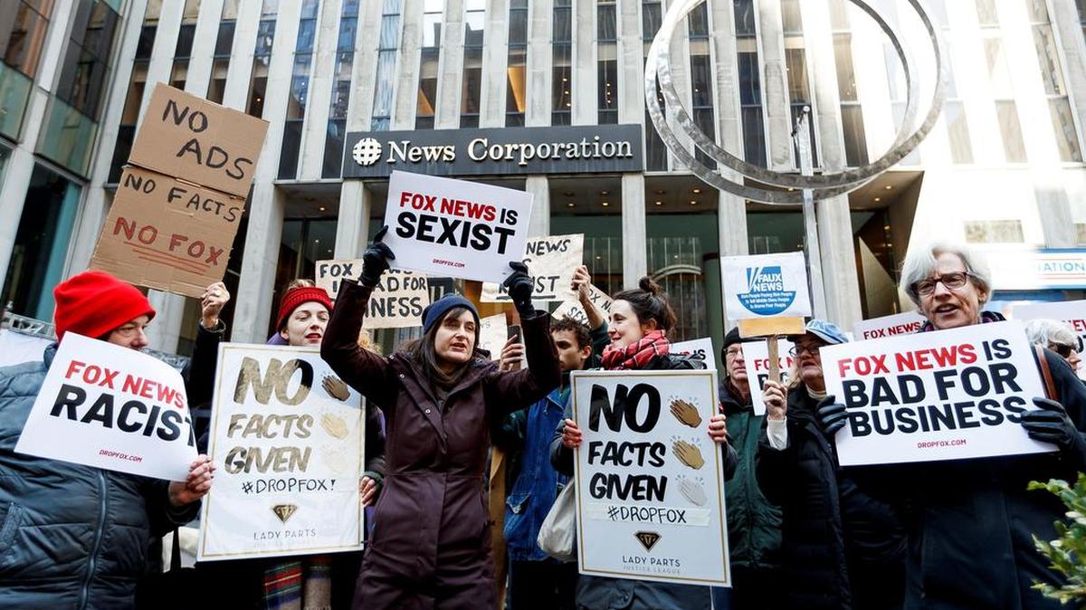 Decenas de personas se reúnen el miércoles frente a los estudios de Fox News en Nueva York, para protestar las recientes acusaciones de retórica racista por parte del anfitrión Tucker Carlson y las acusaciones de que la red mantiene vínculos demasiado estrechos con la administración Trump.